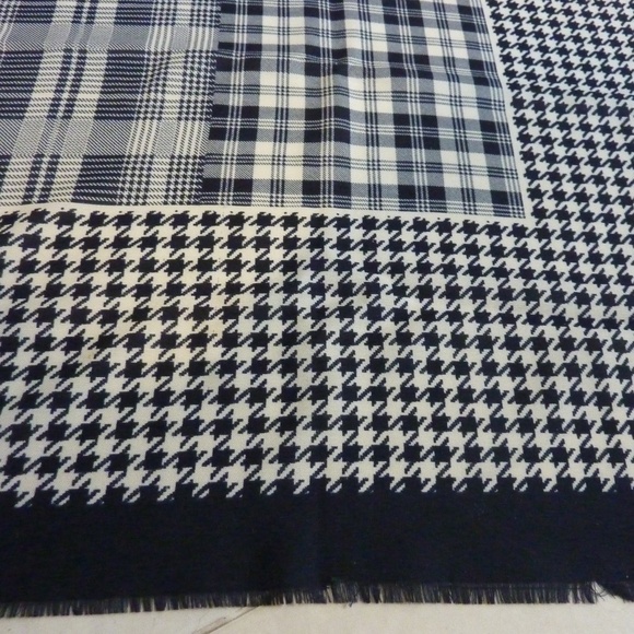 WOMENS Vintage 45" x 45" Thin Wool Shawl is a Lightweight Oversized Square Scarf - Picture 4 of 6